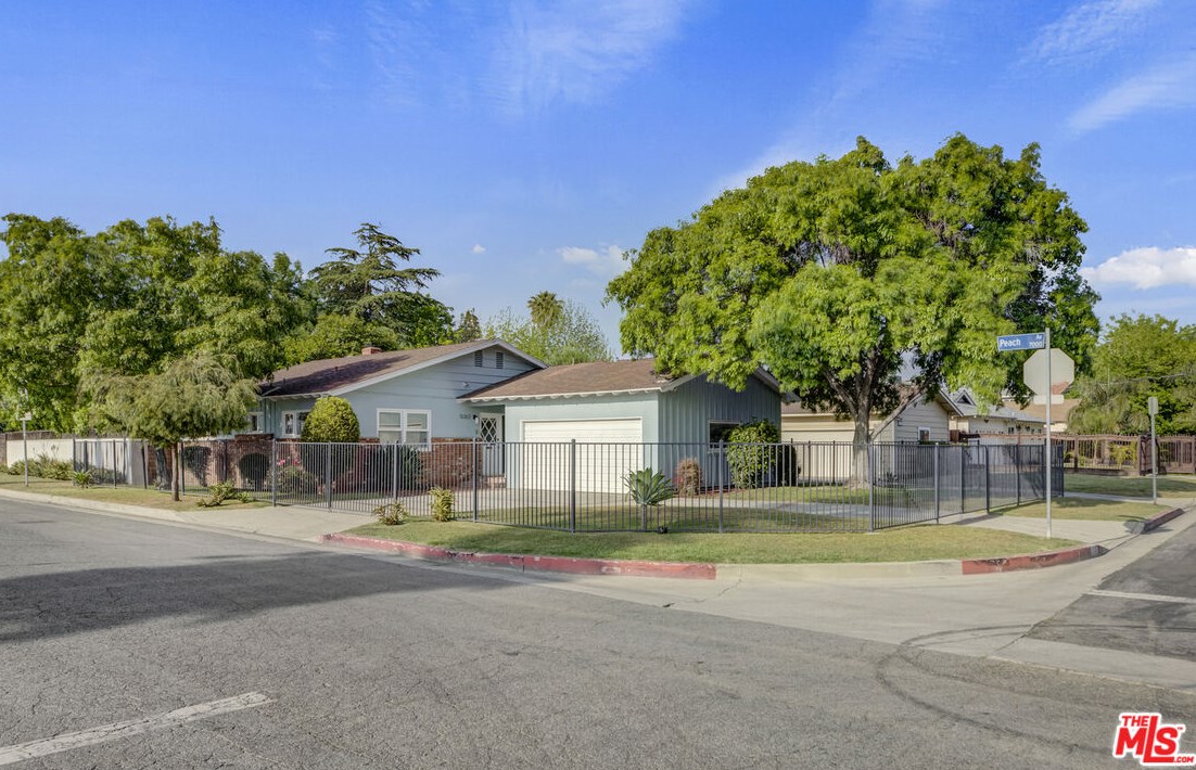 15357 Hart St, Van Nuys CA  91406-5225 exterior