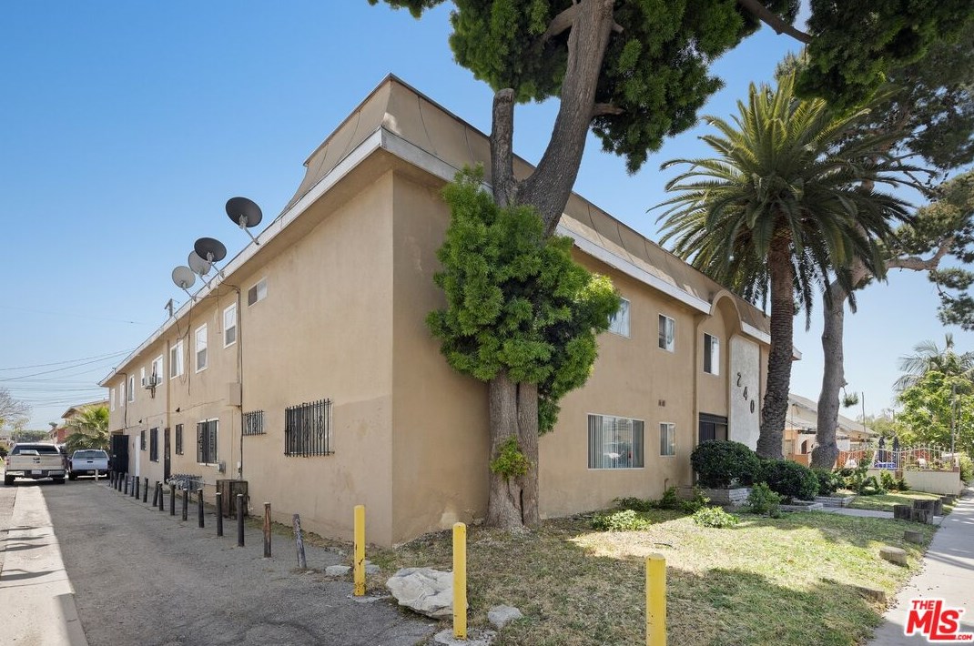 240 60 St, Los Angeles CA  90001-1418 exterior