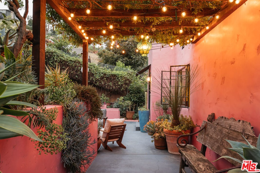 3318 Isabel Dr, Los Angeles CA  90065-2610 exterior
