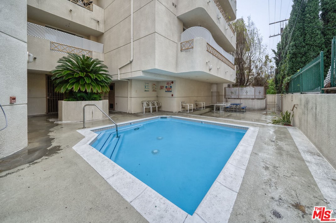 333 Westminster Ave, Los Angeles CA  90020-5700 exterior