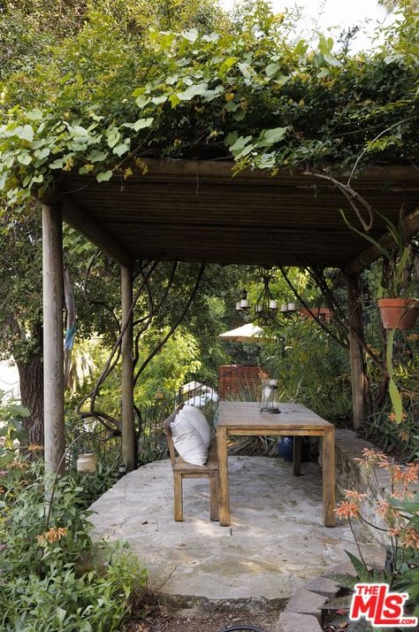 1353 Columbia Dr, Glendale CA  91205-3503 exterior