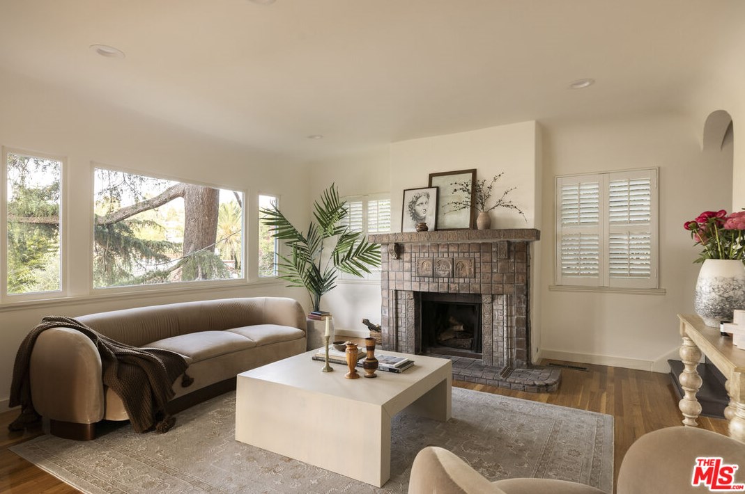 1353 Columbia Dr, Glendale CA  91205-3503 exterior