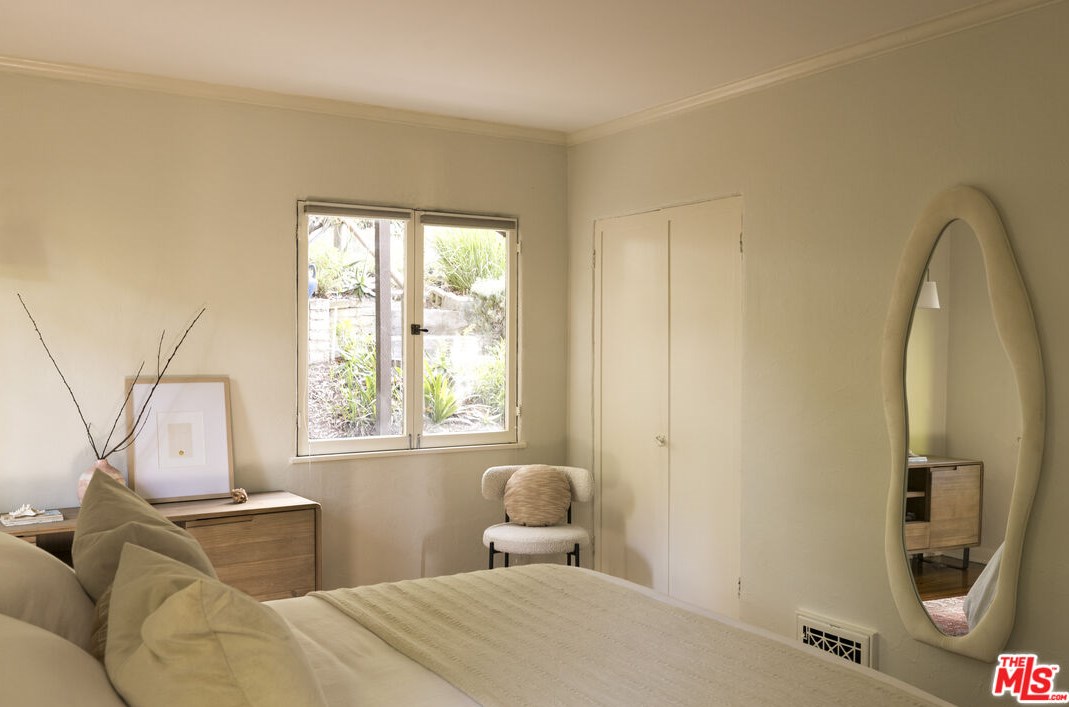 1353 Columbia Dr, Glendale CA  91205-3503 exterior