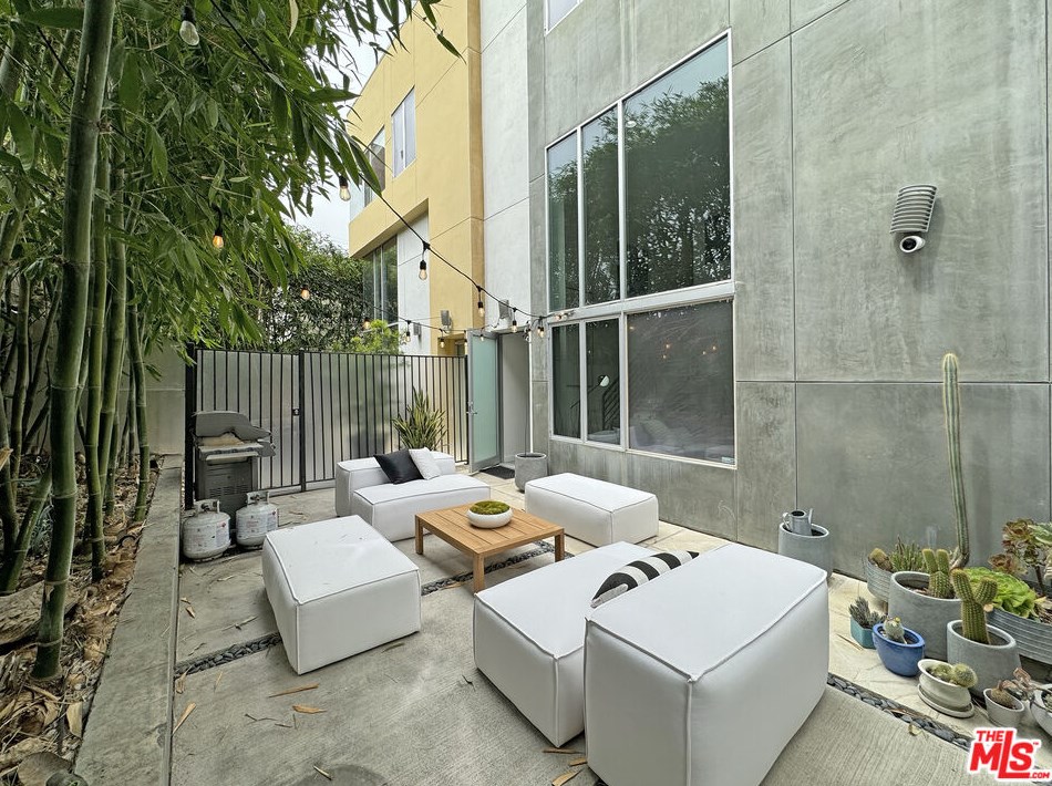 1120 El Centro Ave, Los Angeles CA  90038-2846 exterior