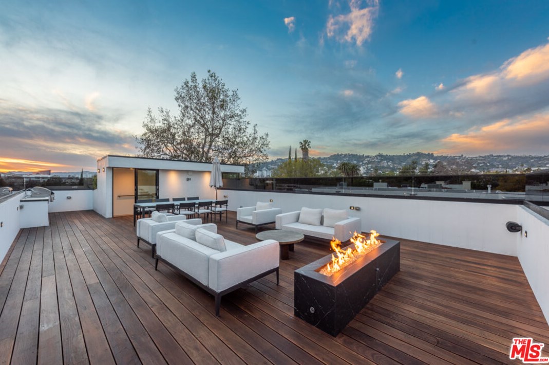718 Kilkea Dr, Los Angeles CA  90046-7006 exterior