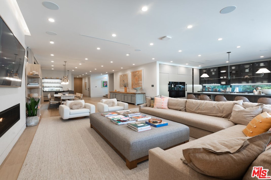 718 Kilkea Dr, Los Angeles CA  90046-7006 exterior