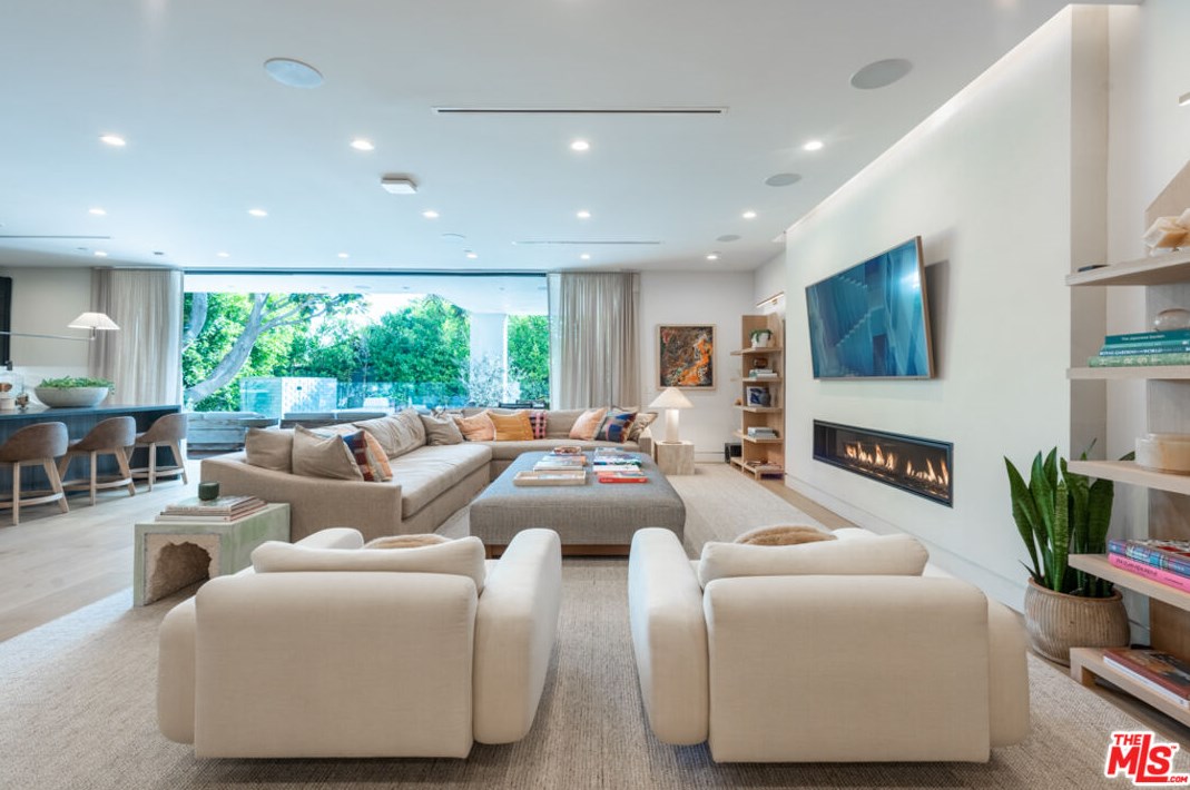 718 Kilkea Dr, Los Angeles CA  90046-7006 exterior