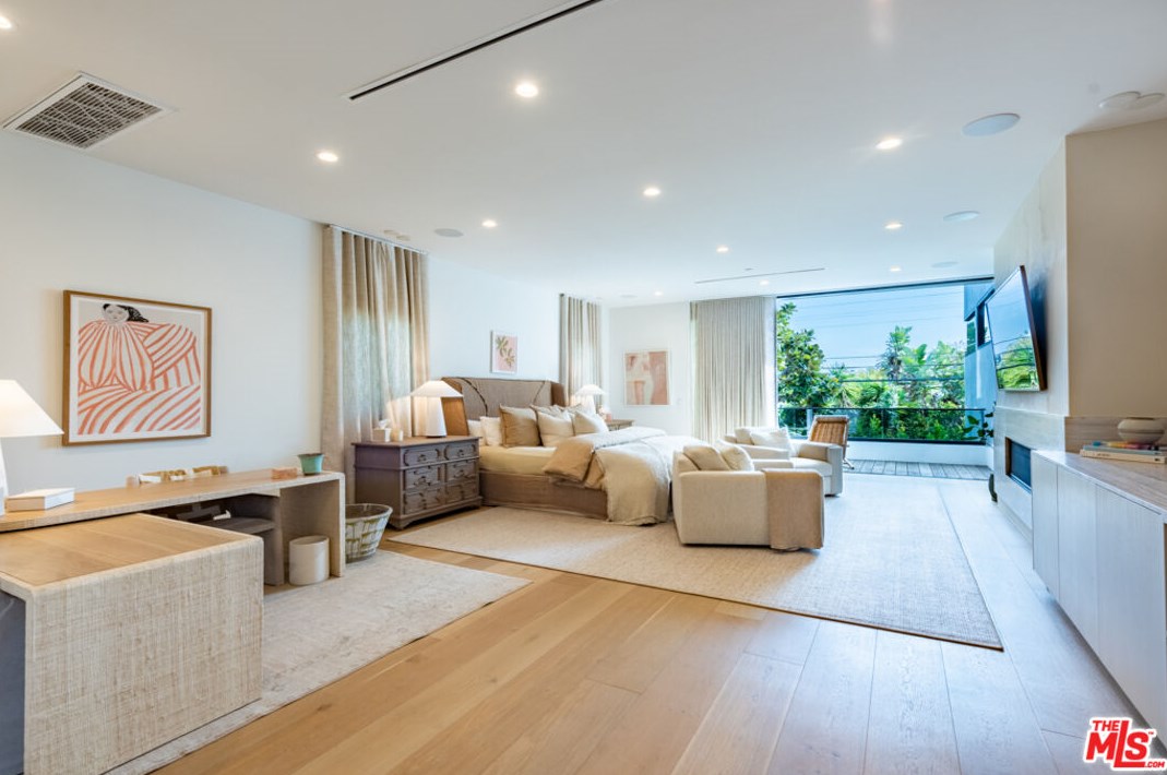718 Kilkea Dr, Los Angeles CA  90046-7006 exterior