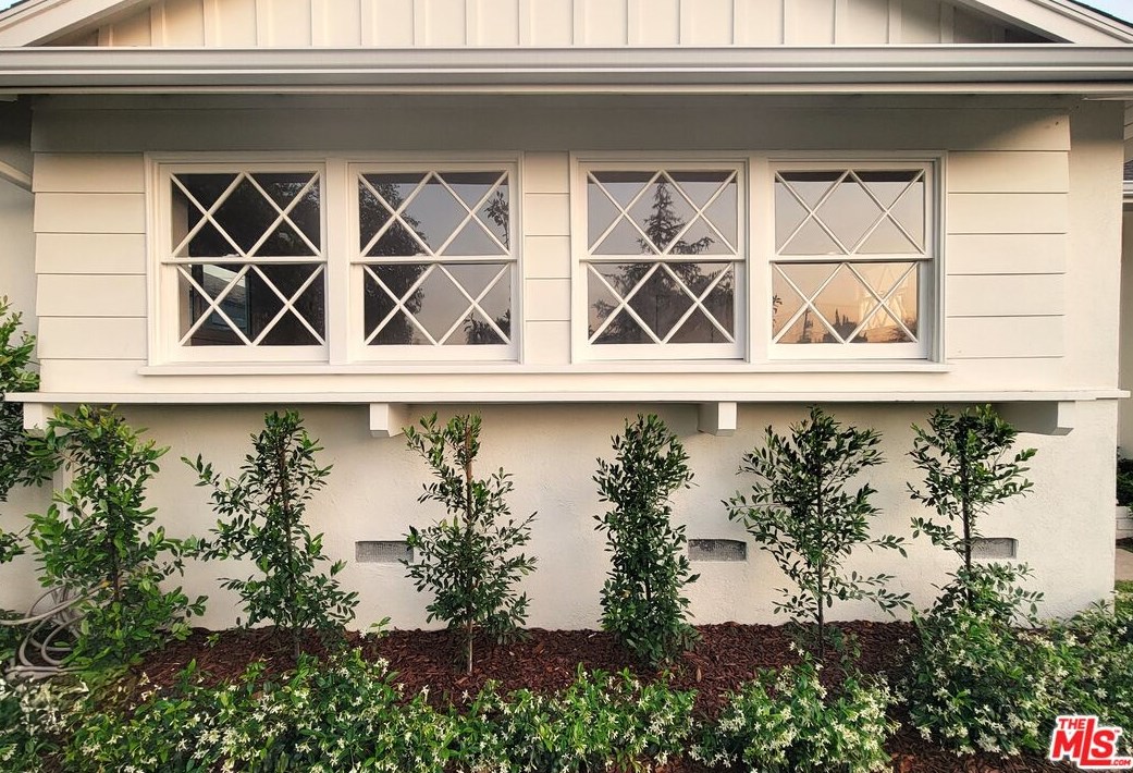 19616 Victory Blvd, Los Angeles CA  91335-6620 exterior