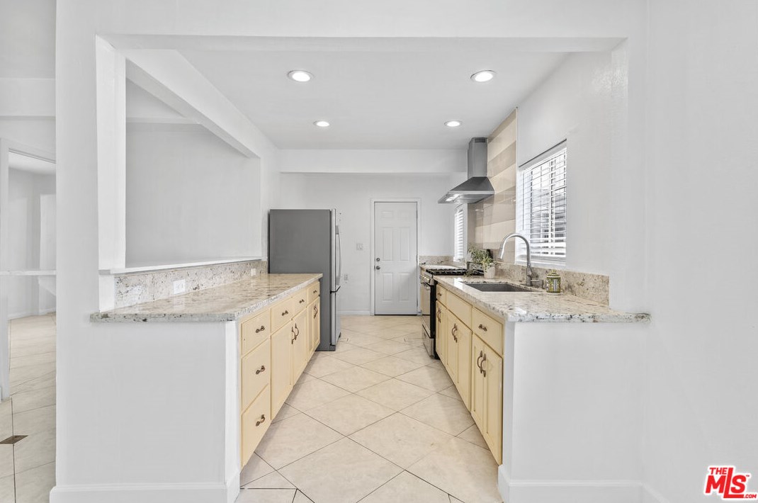 13737 Mercer St, Los Angeles CA  91331-3645 exterior