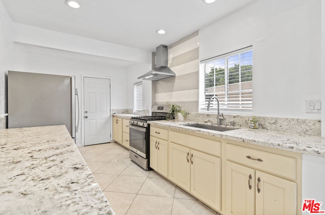 13737 Mercer St, Los Angeles CA  91331-3645 exterior