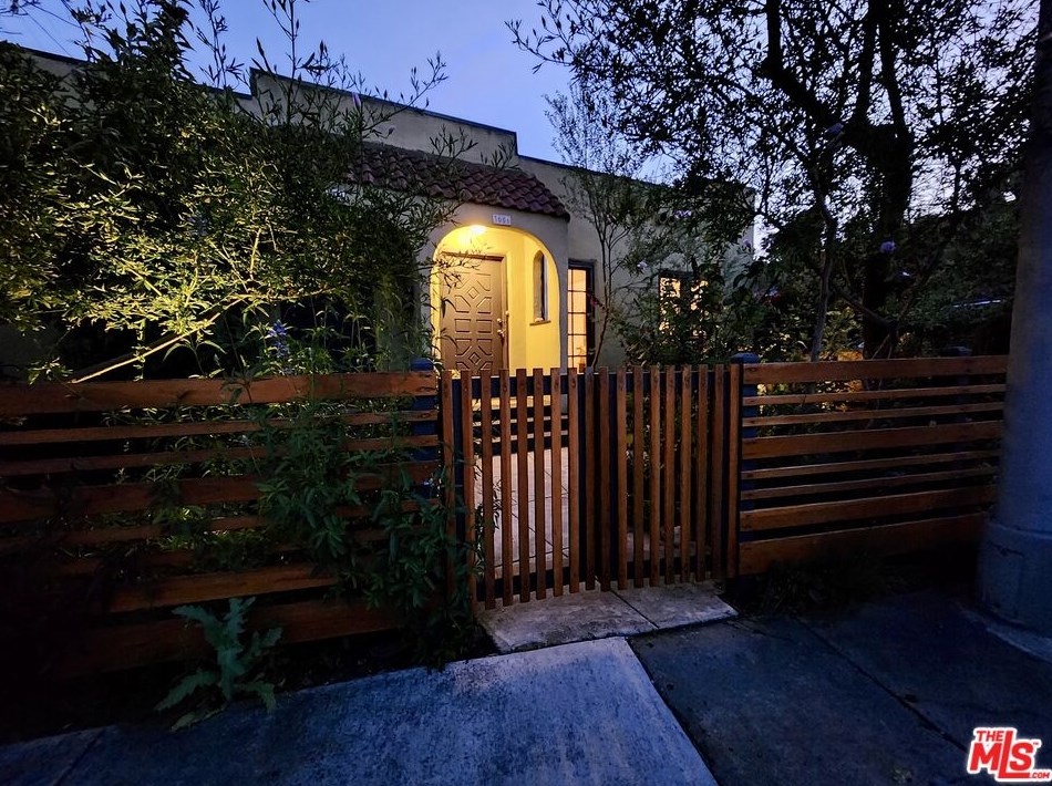 3004 Del Monte Dr, Los Angeles CA  90026-2802 exterior