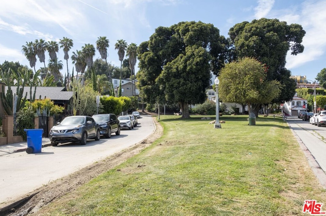 3004 Del Monte Dr, Los Angeles CA  90026-2802 exterior