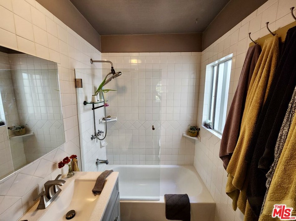 3004 Del Monte Dr, Los Angeles CA  90026-2802 exterior