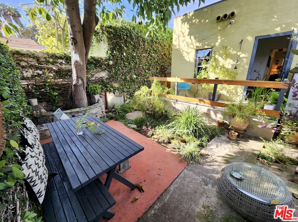 3004 Del Monte Dr, Los Angeles CA  90026-2802 exterior