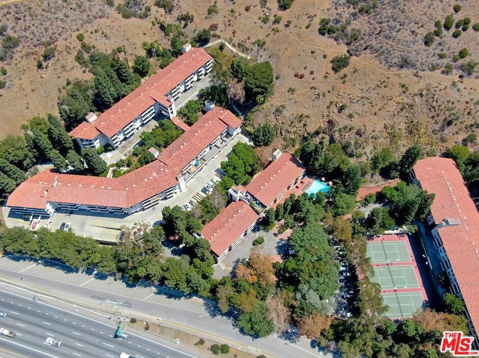 2700 Cahuenga Blvd, Los Angeles CA  90068-2126 exterior