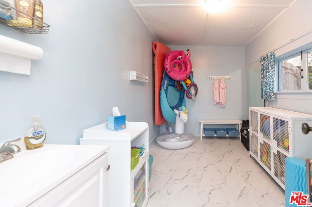 1360 Virginia Ave, Glendale CA 91202-1530 exterior