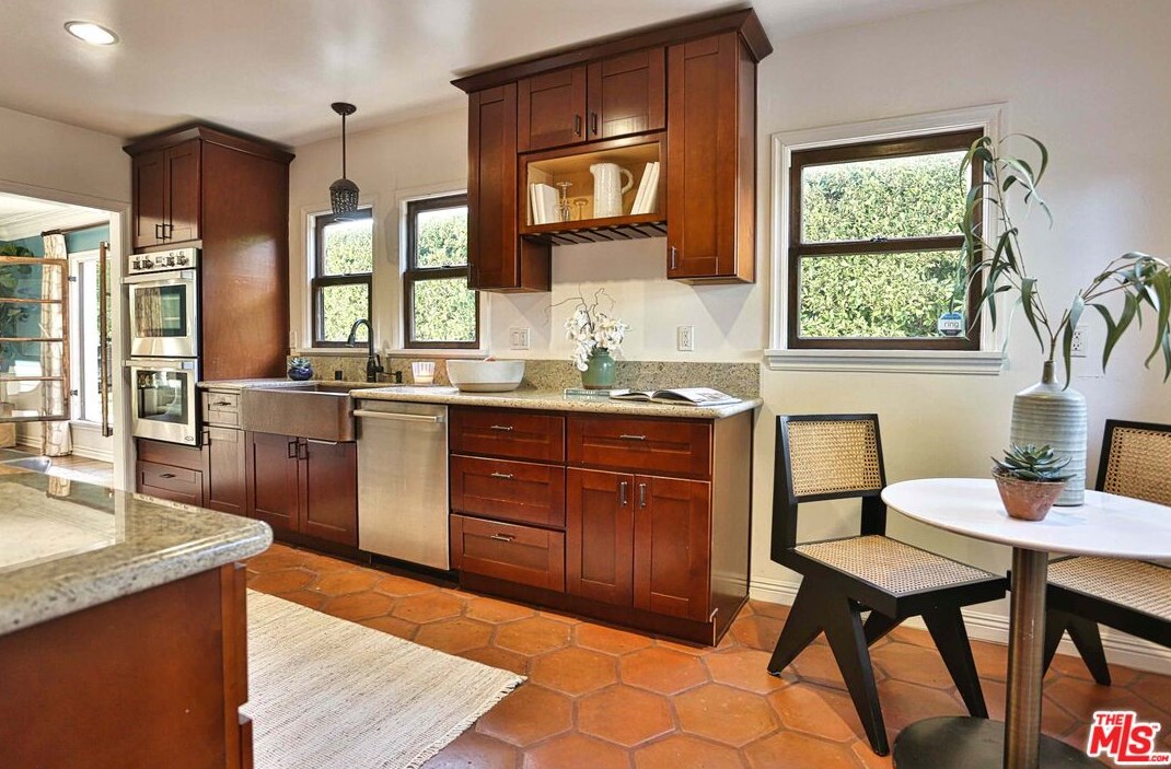 1360 Virginia Ave, Glendale CA 91202-1530 exterior