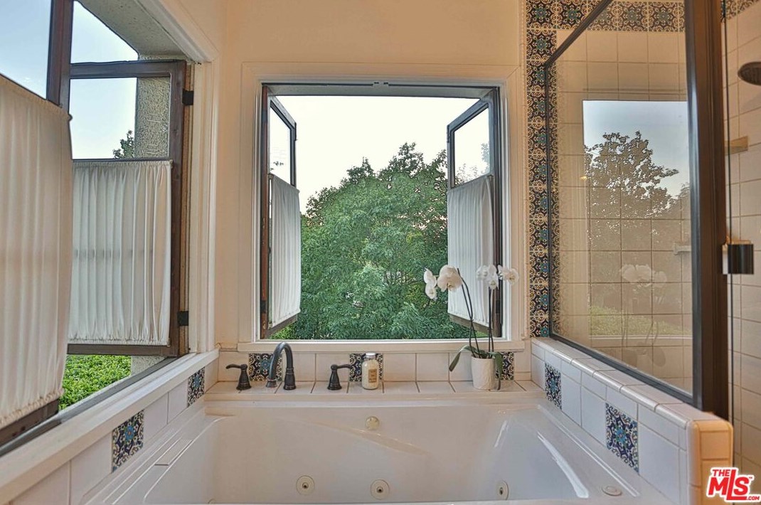 1360 Virginia Ave, Glendale CA 91202-1530 exterior