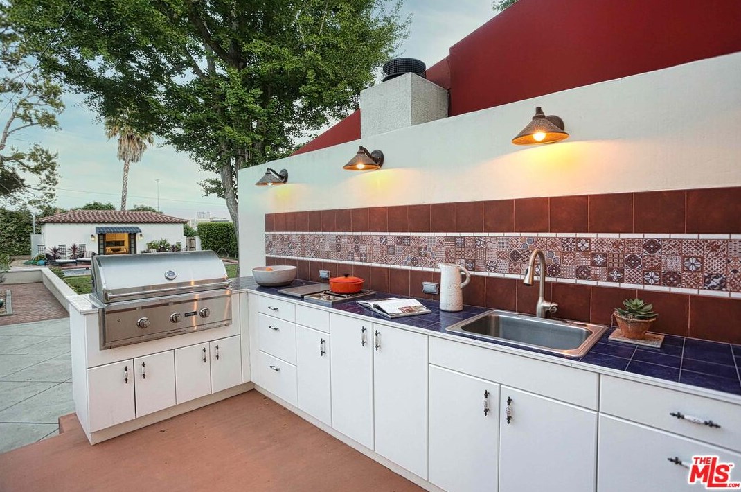 1360 Virginia Ave, Glendale CA 91202-1530 exterior