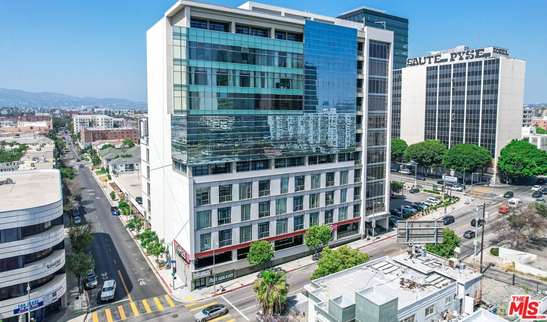3223 6th St, Los Angeles CA  90020-5005 exterior