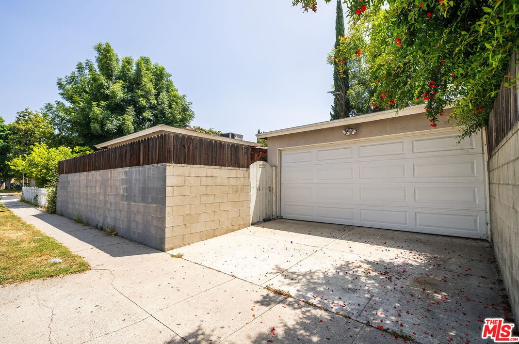 15056 Hartland St, Van Nuys CA 91406-5014 exterior