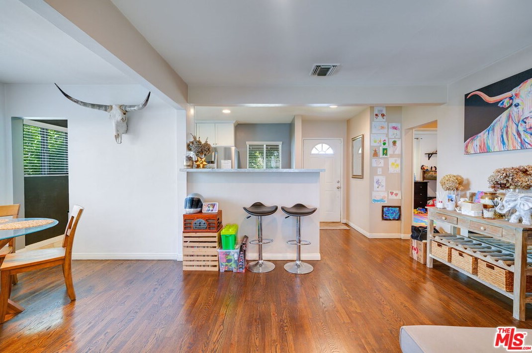 15056 Hartland St, Van Nuys CA 91406-5014 exterior