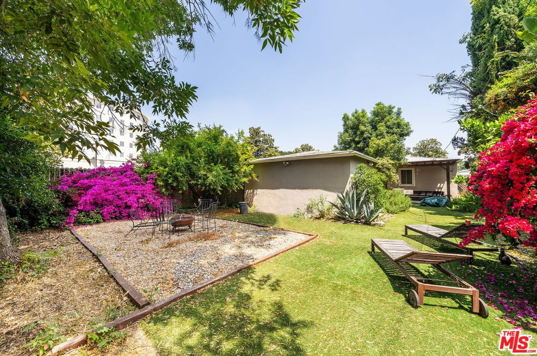 15056 Hartland St, Van Nuys CA 91406-5014 exterior