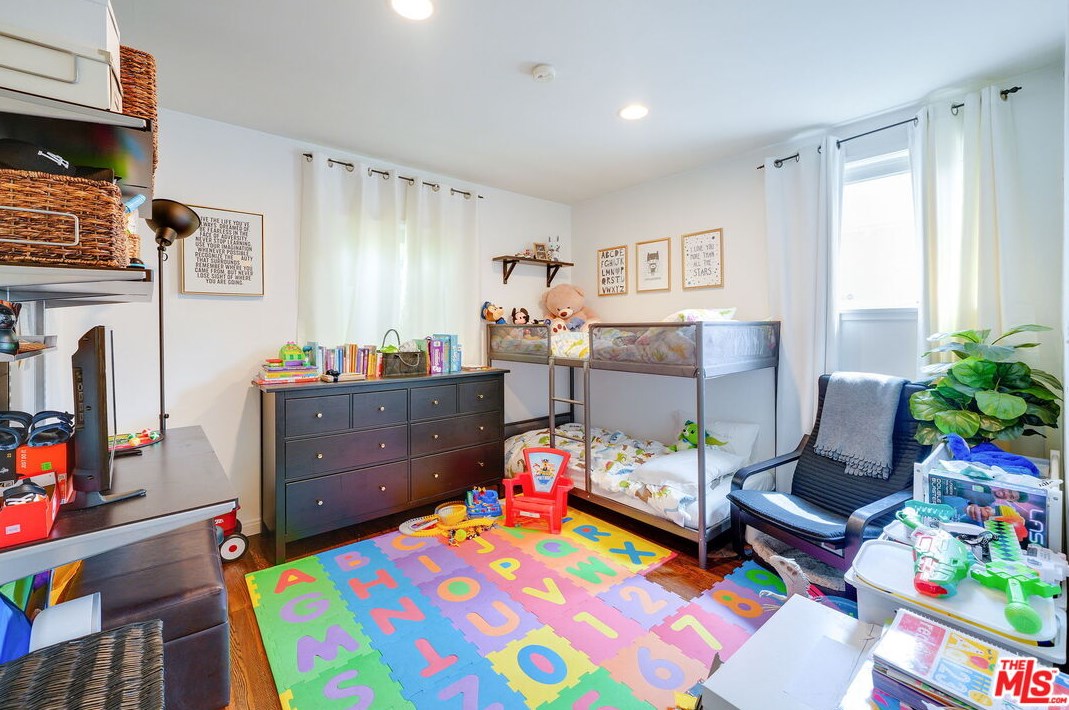 15056 Hartland St, Van Nuys CA 91406-5014 exterior