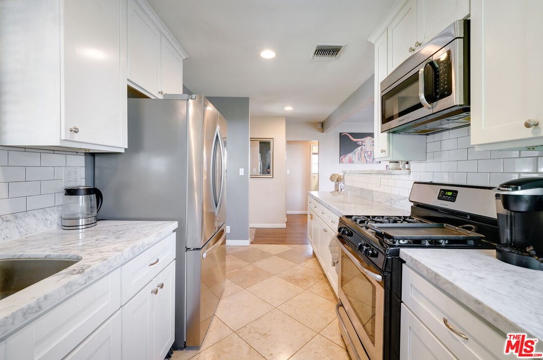 15056 Hartland St, Van Nuys CA 91406-5014 exterior