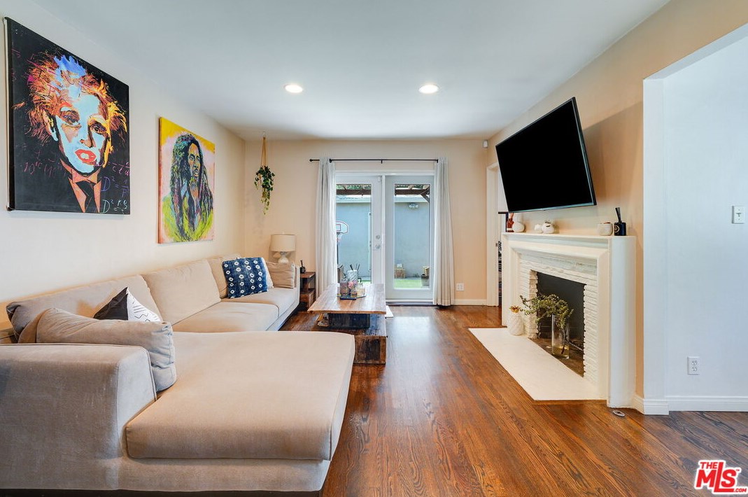 15056 Hartland St, Van Nuys CA 91406-5014 exterior