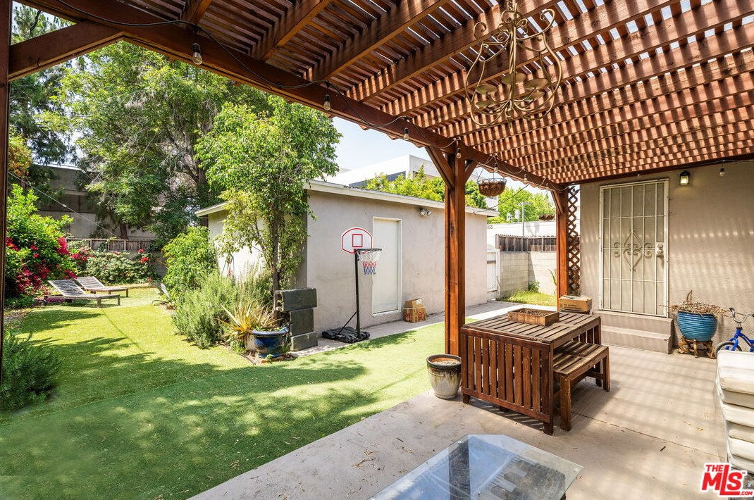 15056 Hartland St, Van Nuys CA 91406-5014 exterior