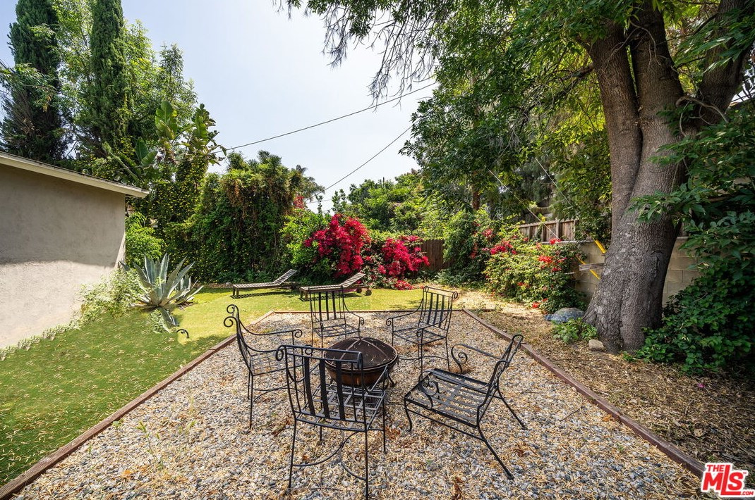 15056 Hartland St, Van Nuys CA 91406-5014 exterior