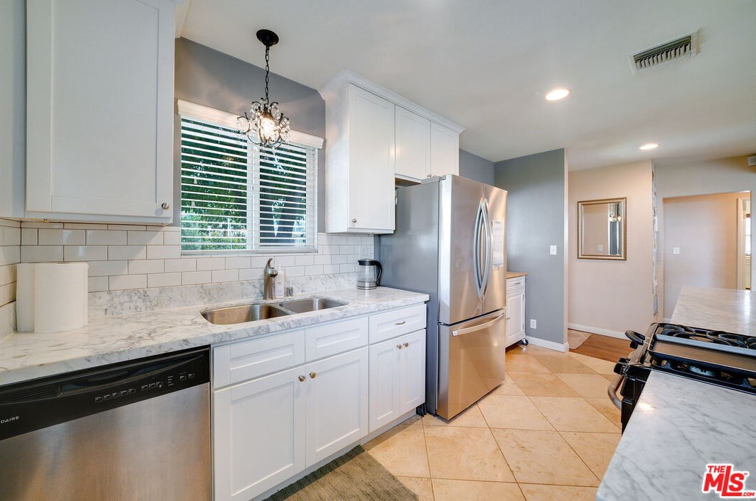 15056 Hartland St, Van Nuys CA 91406-5014 exterior