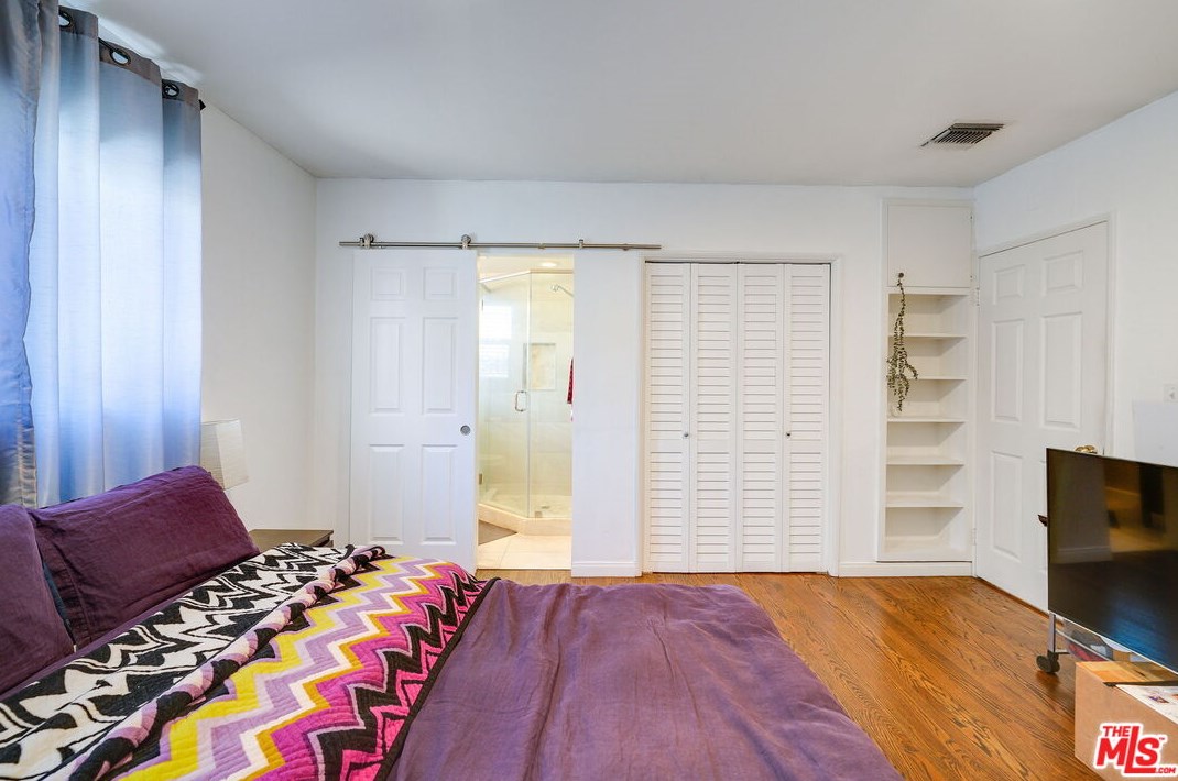 15056 Hartland St, Van Nuys CA 91406-5014 exterior