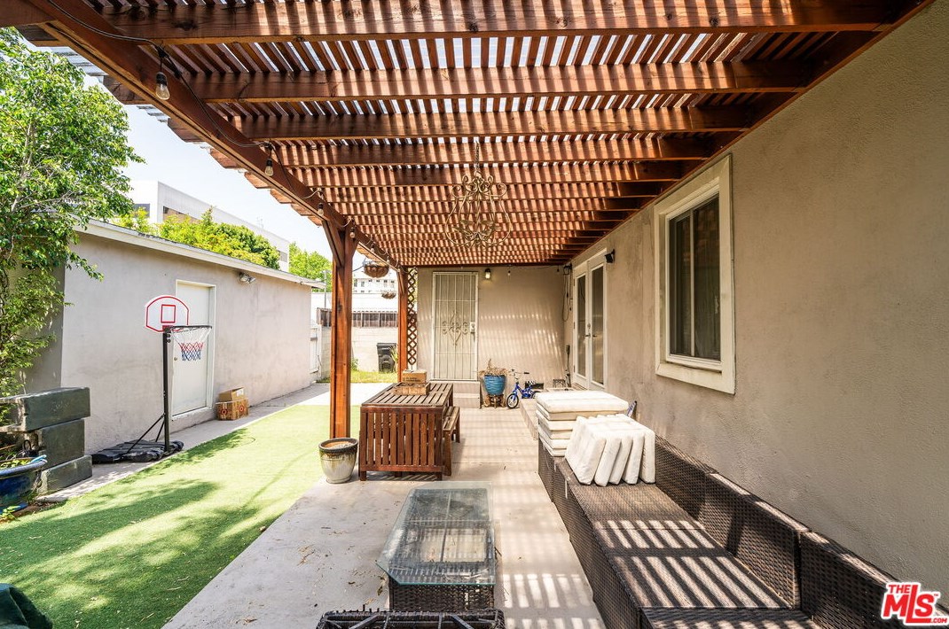 15056 Hartland St, Van Nuys CA 91406-5014 exterior