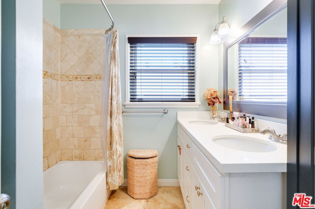 15056 Hartland St, Van Nuys CA 91406-5014 exterior