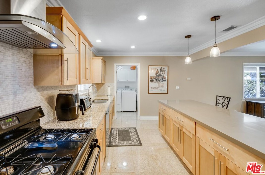 16810 Minnehaha St, San Fernando CA  91344-5920 exterior
