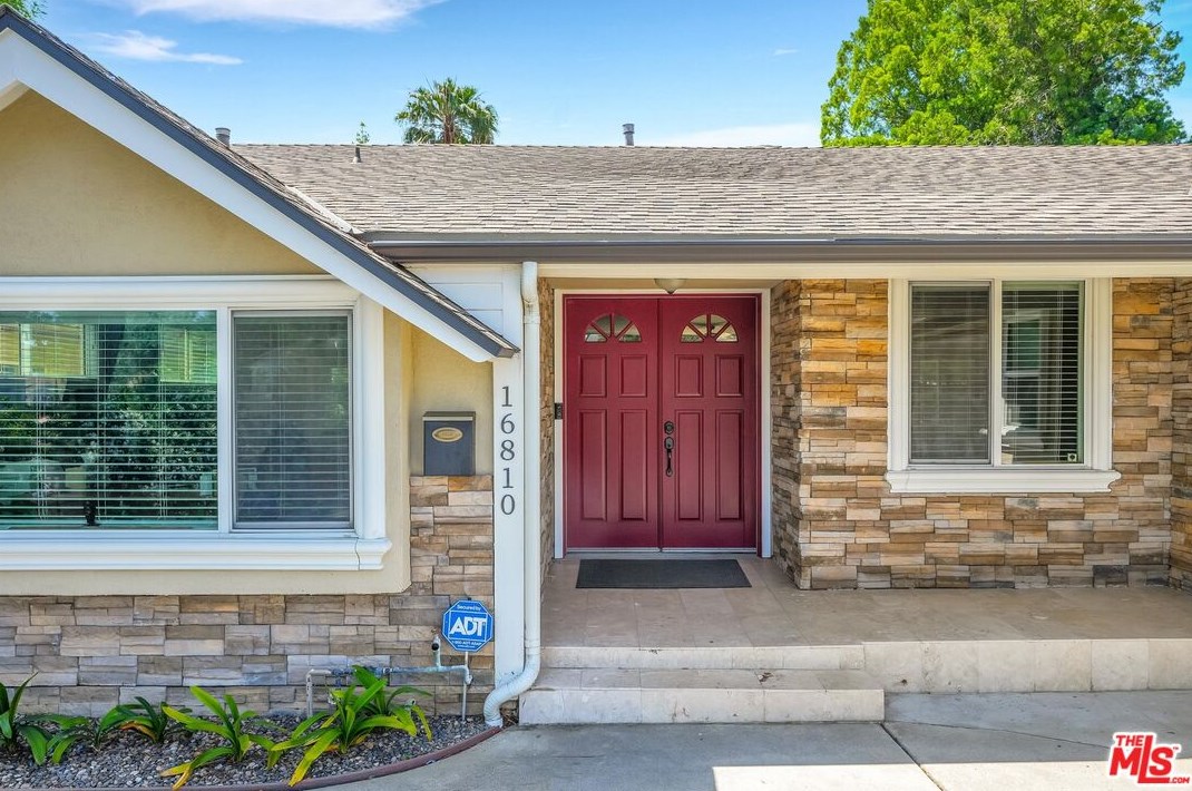 16810 Minnehaha St, San Fernando CA  91344-7307 exterior