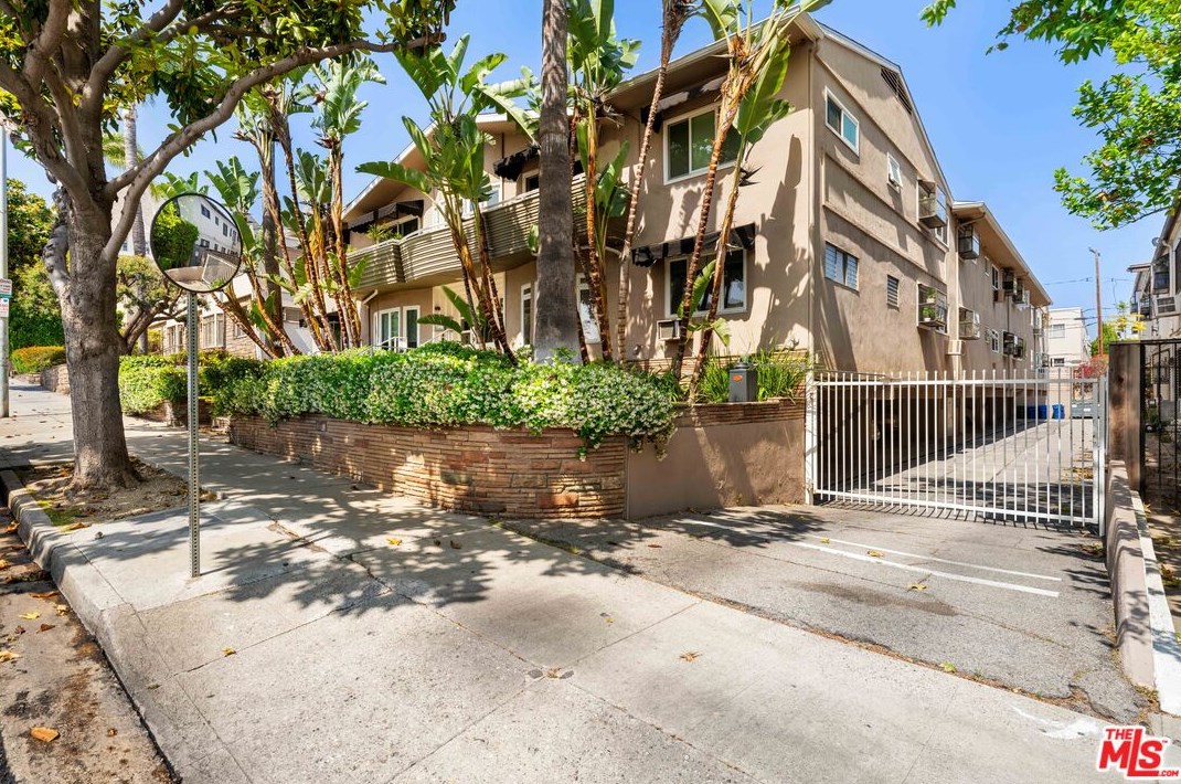 1330 Crescent Heights Blvd, Los Angeles CA  90046-4557 exterior