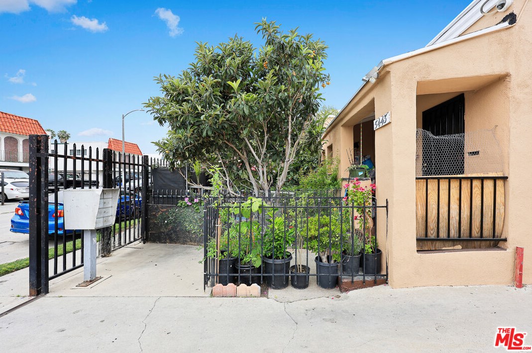 5439 Carlin St, Los Angeles CA  90016-3341 exterior
