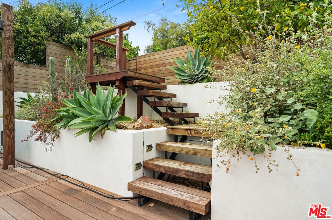 1909 Lansdowne Ave, Los Angeles CA  90032-4143 exterior