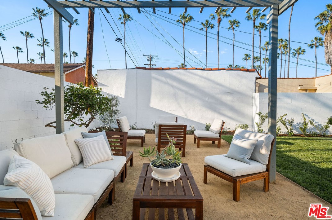 5715 Mullen Ave, Los Angeles CA  90043-2328 exterior