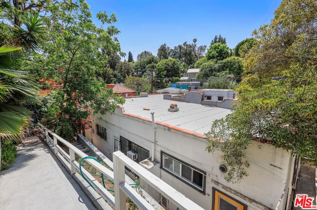 3043 Berkeley Ave, Los Angeles CA  90026-1627 exterior