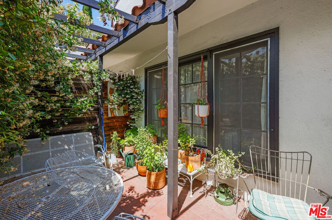 3043 Berkeley Ave, Los Angeles CA  90026-1627 exterior