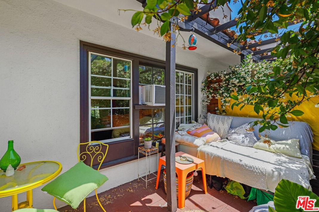 3043 Berkeley Ave, Los Angeles CA  90026-1627 exterior