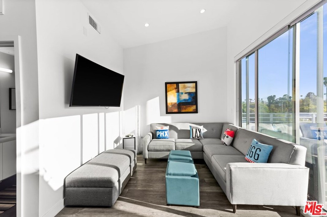 421 Wilton Pl, Los Angeles CA  90004-1620 exterior