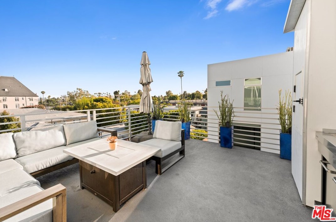 421 Wilton Pl, Los Angeles CA  90004-1620 exterior