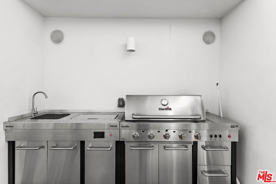 421 Wilton Pl, Los Angeles CA  90004-1620 exterior
