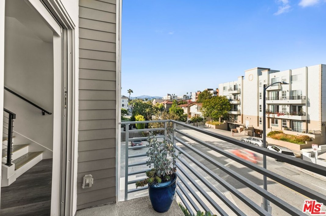 421 Wilton Pl, Los Angeles CA  90004-1620 exterior